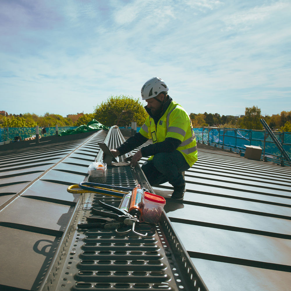 Arbete som utförs på ett tak av konsult på Roslagens Plåtkonsult